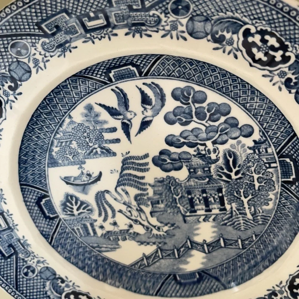 Blue willow 9 inch luncheon plate